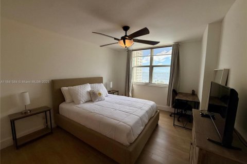 Condo in Miami, Florida, 2 bedrooms  № 1882375 - photo 9