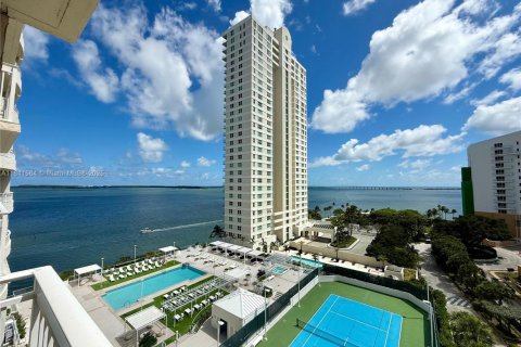 Condo in Miami, Florida, 2 bedrooms  № 1882375 - photo 1