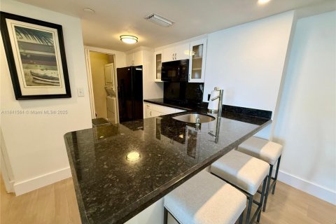 Condo in Miami, Florida, 2 bedrooms  № 1882375 - photo 6