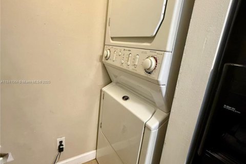 Condo in Miami, Florida, 2 bedrooms  № 1882375 - photo 14