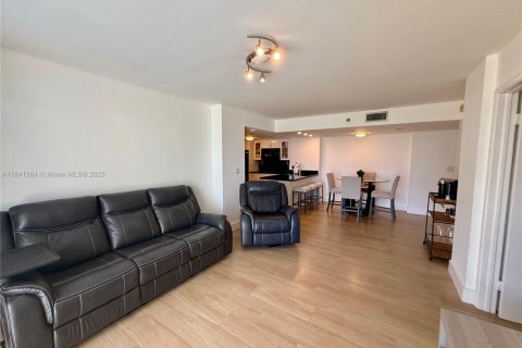 Condo in Miami, Florida, 2 bedrooms  № 1882375 - photo 3