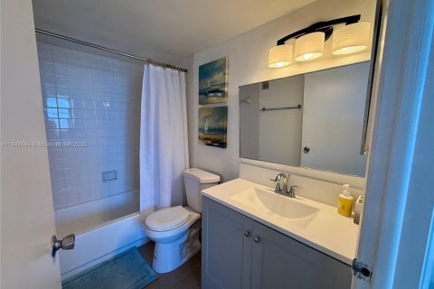 Condo in Miami, Florida, 2 bedrooms  № 1882375 - photo 11