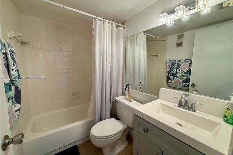 Condo in Miami, Florida, 2 bedrooms  № 1882375 - photo 13