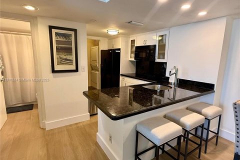 Condo in Miami, Florida, 2 bedrooms  № 1882375 - photo 4