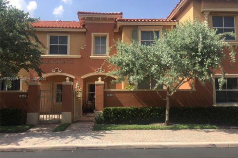 Снять в аренду таунхаус в Дания-Бич, Флорида 3 спальни, 129.23м2, № 1985704 - фото 1