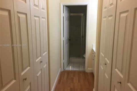 Снять в аренду таунхаус в Дания-Бич, Флорида 3 спальни, 129.23м2, № 1985704 - фото 6