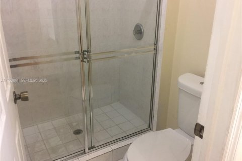 Снять в аренду таунхаус в Дания-Бич, Флорида 3 спальни, 129.23м2, № 1985704 - фото 7