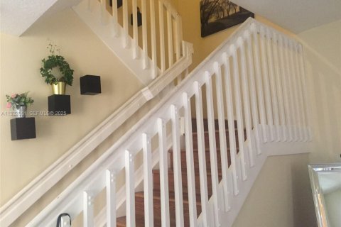 Снять в аренду таунхаус в Дания-Бич, Флорида 3 спальни, 129.23м2, № 1985704 - фото 2