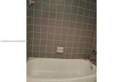 Снять в аренду кондоминиум в Майами-Бич, Флорида 1 спальня, 52.95м2, № 1962889 - фото 14