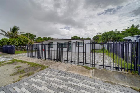 Villa ou maison à vendre à North Miami, Floride: 4 chambres, 139.63 m2 № 2015595 - photo 3