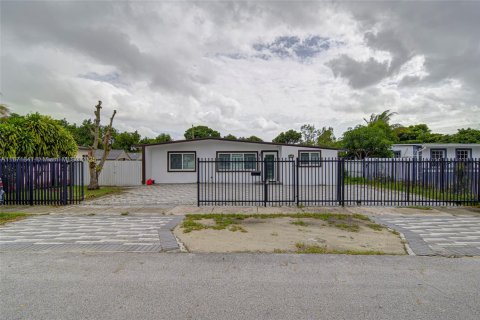 Villa ou maison à vendre à North Miami, Floride: 4 chambres, 139.63 m2 № 2015595 - photo 2