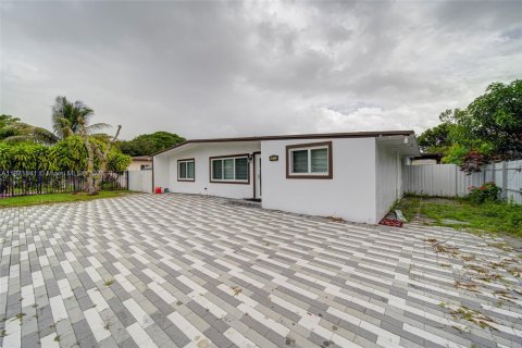 Дом в Норт-Майами, Флорида 4 спальни, 139.63м2 № 2015595