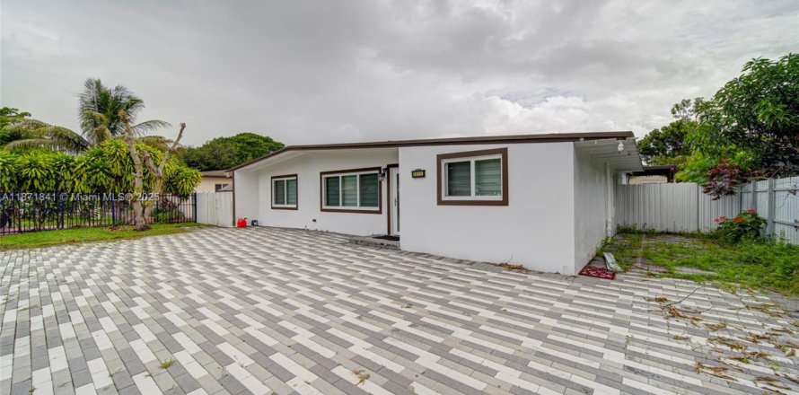 Villa ou maison à North Miami, Floride 4 chambres, 139.63 m2 № 2015595