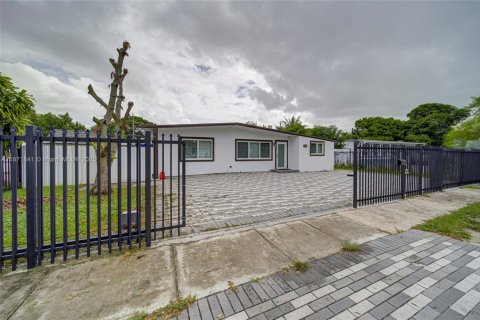 Villa ou maison à vendre à North Miami, Floride: 4 chambres, 139.63 m2 № 2015595 - photo 4