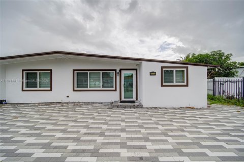 Villa ou maison à vendre à North Miami, Floride: 4 chambres, 139.63 m2 № 2015595 - photo 5