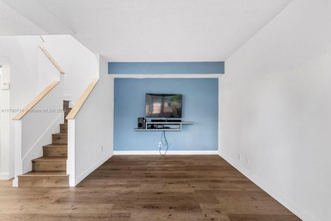 Снять в аренду таунхаус в Окленд-Парк, Флорида 3 спальни, 121.52м2, № 1945741 - фото 15