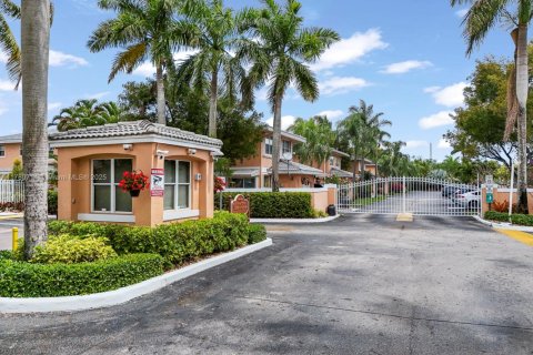 Снять в аренду таунхаус в Окленд-Парк, Флорида 3 спальни, 121.52м2, № 1945741 - фото 4