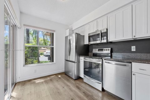 Снять в аренду таунхаус в Окленд-Парк, Флорида 3 спальни, 121.52м2, № 1945741 - фото 1