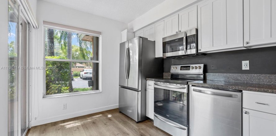 Таунхаус в Окленд-Парк, Флорида 3 спальни, 121.52м2 № 1945741