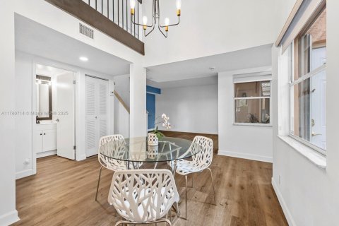 Снять в аренду таунхаус в Окленд-Парк, Флорида 3 спальни, 121.52м2, № 1945741 - фото 13