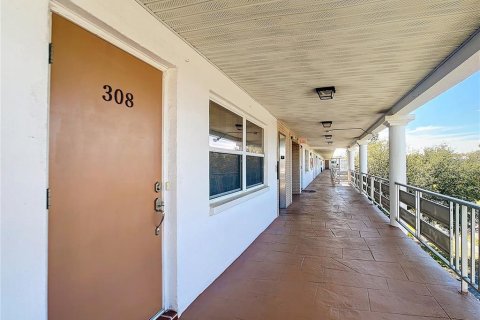 Condo in Saint Petersburg, Florida, 1 bedroom  № 962760 - photo 2