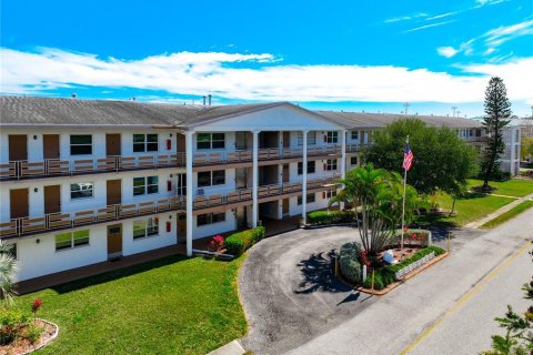 Condo in Saint Petersburg, Florida, 1 bedroom  № 962760 - photo 8