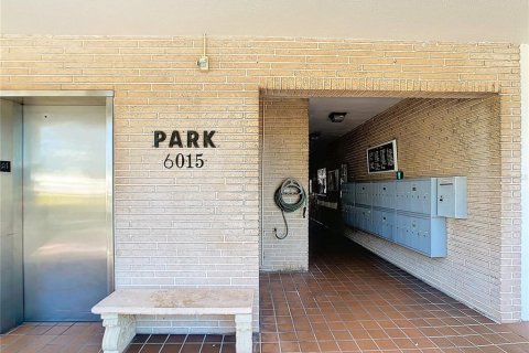 Condo in Saint Petersburg, Florida, 1 bedroom  № 962760 - photo 6