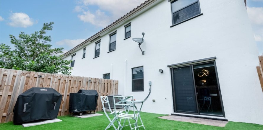 Townhouse in Miami, Florida 3 bedrooms, 169.73 sq.m. № 1040725