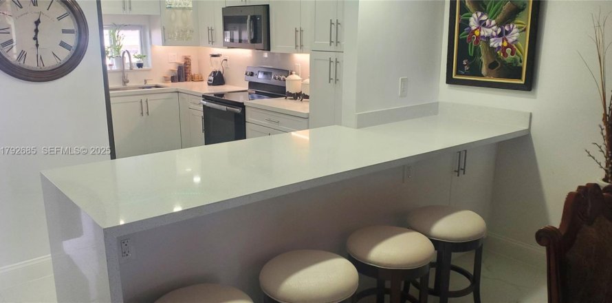 House in Pembroke Pines, Florida 2 bedrooms, 108.7 sq.m. № 1994054