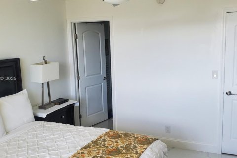 House in Pembroke Pines, Florida 2 bedrooms, 108.7 sq.m. № 1994054 - photo 4