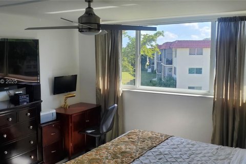 House in Pembroke Pines, Florida 2 bedrooms, 108.7 sq.m. № 1994054 - photo 3