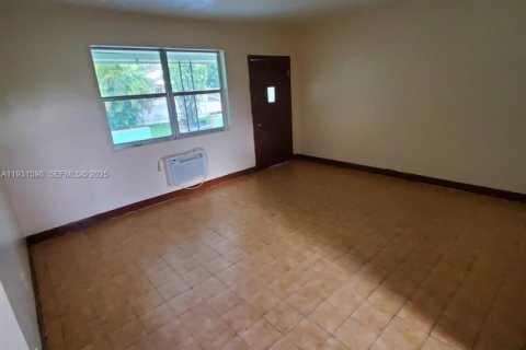 Дом в Норт-Майами, Флорида 2 спальни, 283.82м2 № 2034536