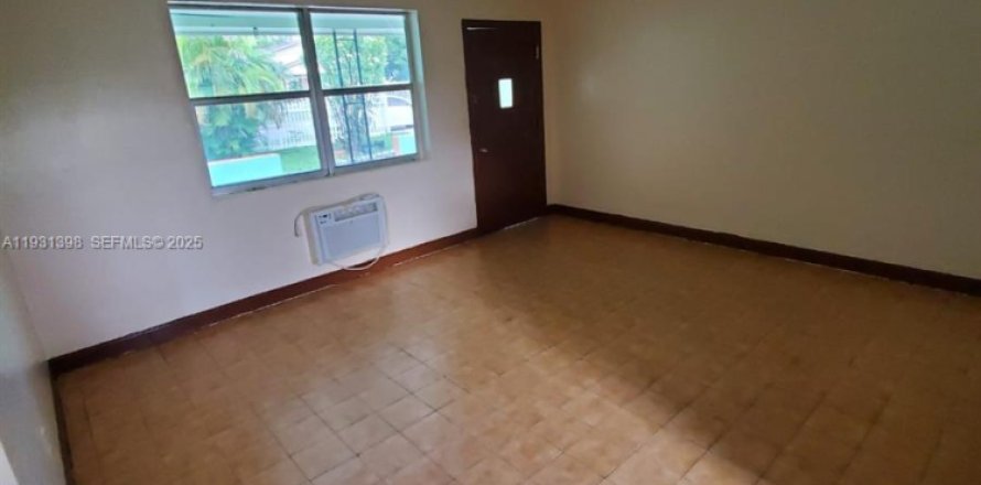 Дом в Норт-Майами, Флорида 2 спальни, 283.82м2 № 2034536