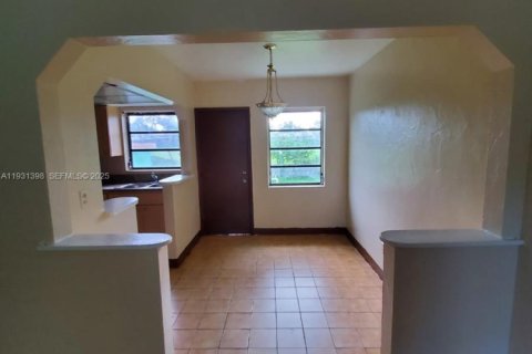Снять в аренду виллу или дом в Норт-Майами, Флорида 2 спальни, 283.82м2, № 2034536 - фото 2