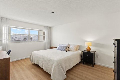 Condominio en venta en Hallandale Beach, Florida, 1 dormitorio, 74.88 m2 № 2020217 - foto 20