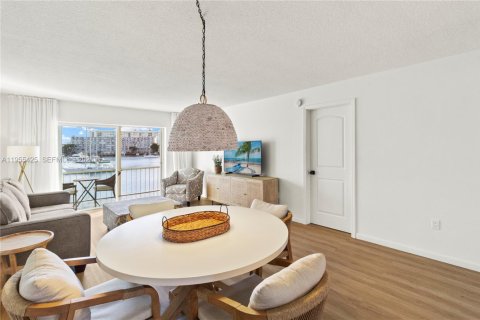 Condominio en venta en Hallandale Beach, Florida, 1 dormitorio, 74.88 m2 № 2020217 - foto 13