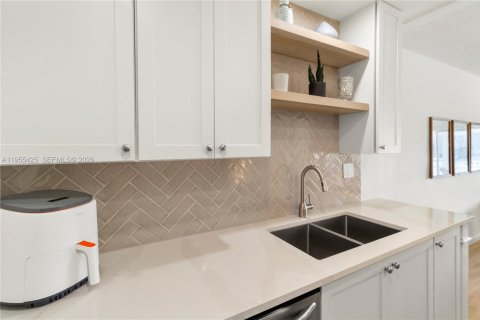 Condominio en venta en Hallandale Beach, Florida, 1 dormitorio, 74.88 m2 № 2020217 - foto 10