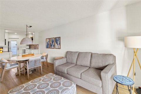Condominio en venta en Hallandale Beach, Florida, 1 dormitorio, 74.88 m2 № 2020217 - foto 18