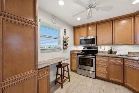 Condo in Sarasota, Florida, 2 bedrooms  № 2395894 - photo 11