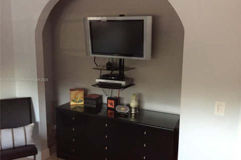 Townhouse in Miami, Florida 3 bedrooms, 119.84 sq.m. № 1960939 - photo 17