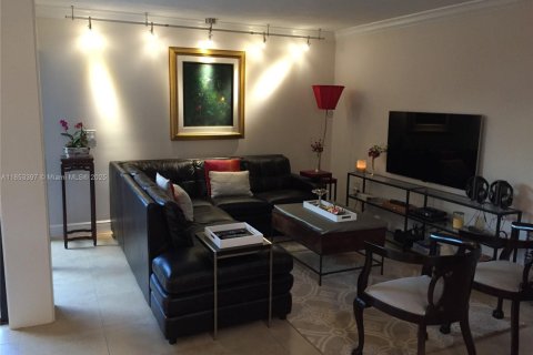 Townhouse in Miami, Florida 3 bedrooms, 119.84 sq.m. № 1960939 - photo 25