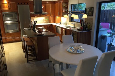 Townhouse in Miami, Florida 3 bedrooms, 119.84 sq.m. № 1960939 - photo 24