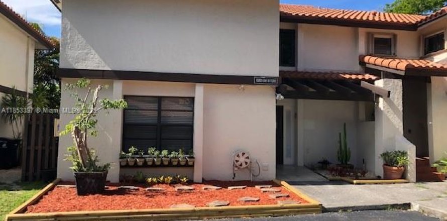 Townhouse in Miami, Florida 3 bedrooms, 119.84 sq.m. № 1960939