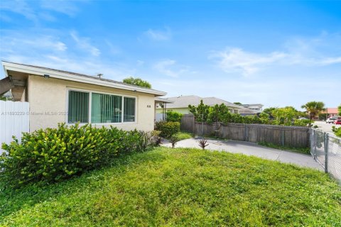 Villa ou maison à louer à West Palm Beach, Floride: 3 chambres, 124.49 m2 № 1945668 - photo 2