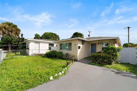 Villa ou maison à louer à West Palm Beach, Floride: 3 chambres, 124.49 m2 № 1945668 - photo 1