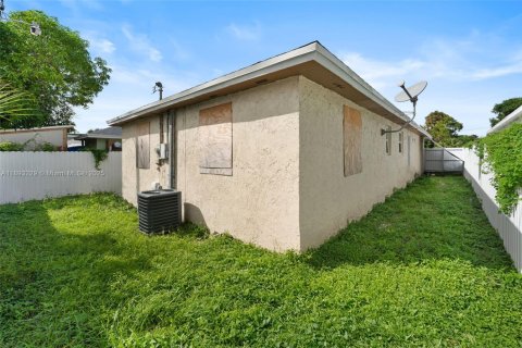 Villa ou maison à louer à West Palm Beach, Floride: 3 chambres, 124.49 m2 № 1945668 - photo 4