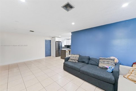 Villa ou maison à louer à West Palm Beach, Floride: 3 chambres, 124.49 m2 № 1945668 - photo 6