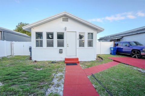 Casa en alquiler en Hollywood, Florida, 3 dormitorios, 72.46 m2 № 2278954 - foto 2