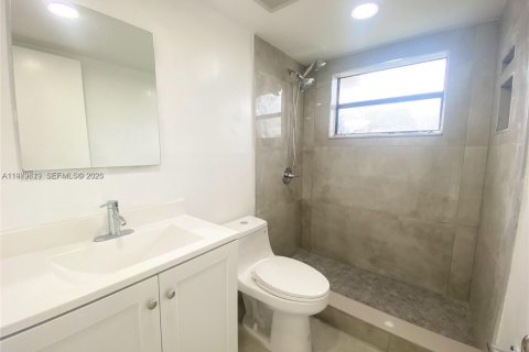 Condominio en alquiler en Hialeah, Florida, 2 dormitorios, 69.68 m2 № 2051684 - foto 24