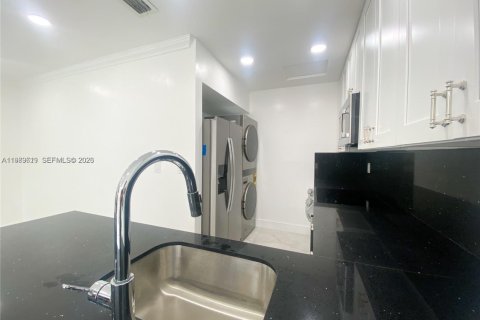 Condominio en alquiler en Hialeah, Florida, 2 dormitorios, 69.68 m2 № 2051684 - foto 4